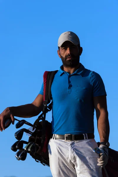 Retrato de golfista no campo de golfe no por do sol — Fotografia de Stock