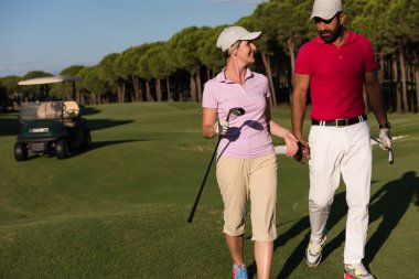 Golf sahasında yürümek çift