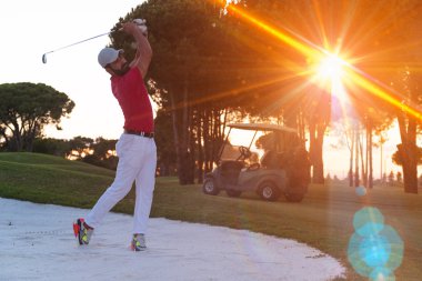 sunset bulvarında bir kum BUNKERİ isabet golfçü vurdu
