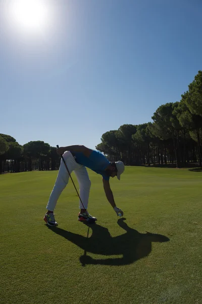 Golfspieler platziert Ball auf Abschlag — Stockfoto