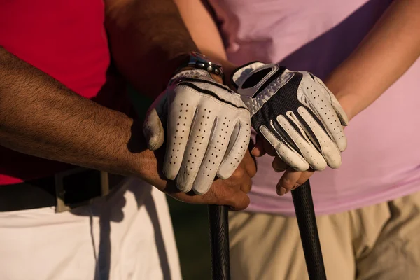 Porträtt av par på golfbana — Stockfoto