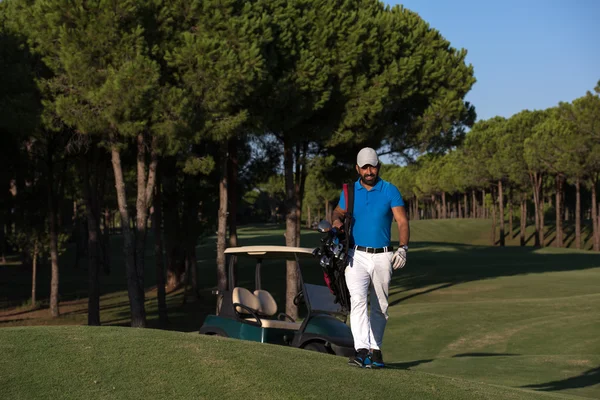 Golfista chůzi a nést brašnu — Stock fotografie