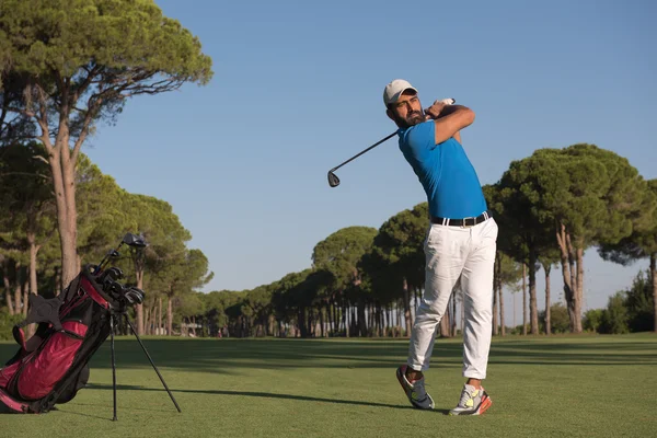 Giocatore di golf colpire colpo — Foto Stock