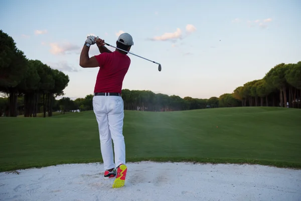 Golfista bít písečných bunkr výstřel na západ slunce — Stock fotografie