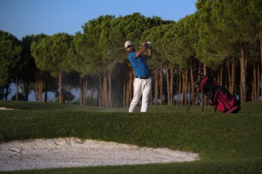 sunset bulvarında bir kum BUNKERİ isabet golfçü vurdu