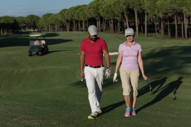 Golf sahasında yürümek çift