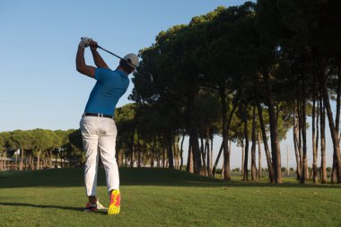 bir adam golf yönergeleri