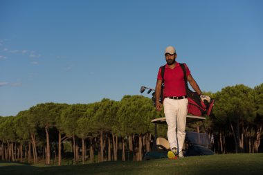 yürüyüş ve golf çantası taşıyan golfçü