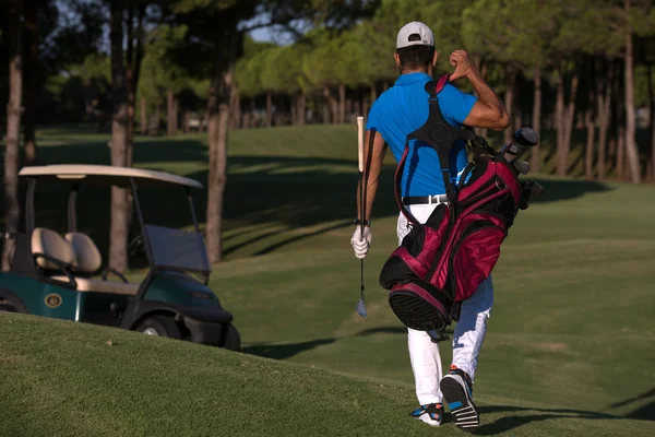 Golfista a piedi e portando borsa da golf — Foto Stock