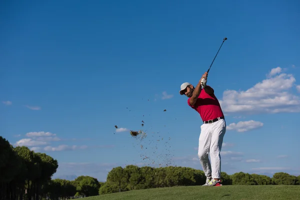 Jogador de golfe bater tiro no escuro — Fotografia de Stock