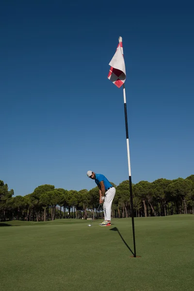 Jugador Golf Golpeando Tiro Curso Hermoso Día Soleado — Foto de Stock