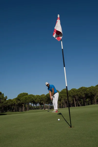 Jogador de golfe bater tiro no dia ensolarado — Fotografia de Stock