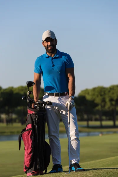 Golfspelare porträtt på golfbanan — Stockfoto