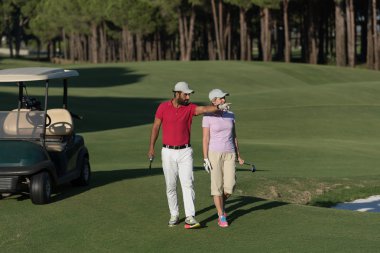 Golf sahasında yürümek çift