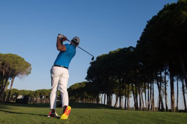 bir adam golf yönergeleri