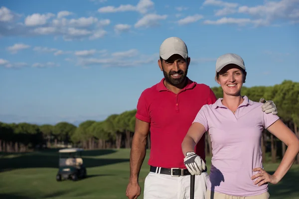 Porträtt av par på golfbana — Stock fotografie