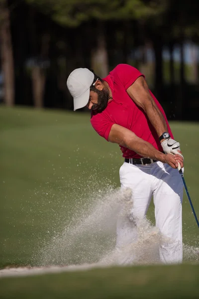 高尔夫球手打砂沙坑球 — 图库照片