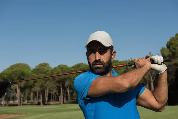 Jogador de golfe bater tiro — Fotografia de Stock