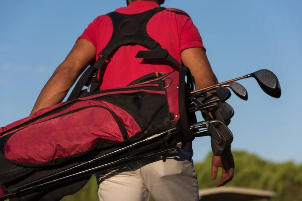 Close-up van golfers terug tijdens het wandelen en golf draagtas — Stockfoto