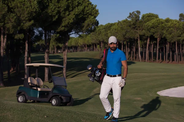 Golfista caminando y llevando bolsa de golf — Foto de Stock