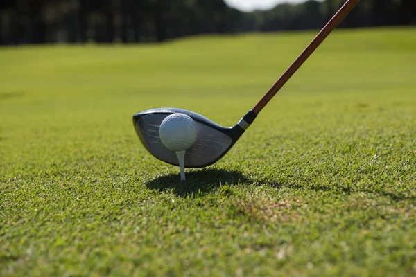 Golfspieler platziert Ball auf Abschlag — Stockfoto