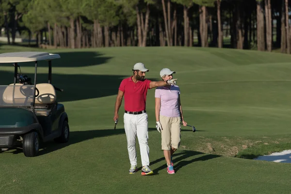 Couple marchant sur le terrain de golf — Photo