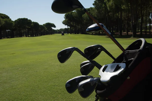 Fechar saco de golfe no curso — Fotografia de Stock