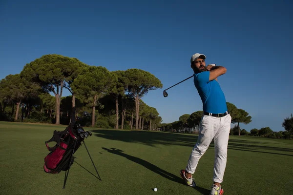 Jogador de golfe bater tiro — Fotografia de Stock