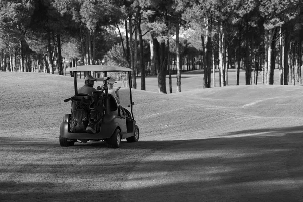 Pár a buggy a golfpályán — Stock Fotó