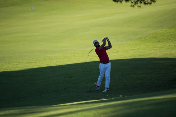 Jogador de golfe bater tiro no escuro — Fotografia de Stock