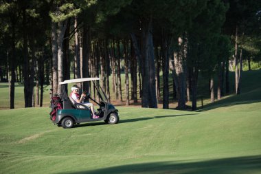 Golf sahasında at arabalı çift