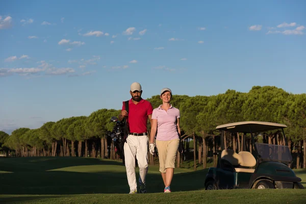 Πορτρέτο του ζευγάρι παίκτες γκολφ στο γήπεδο γκολφ — Φωτογραφία Αρχείου