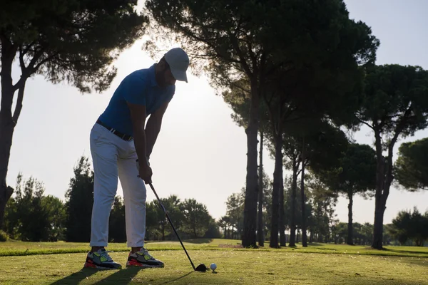 Jogador de golfe bater tiro — Fotografia de Stock