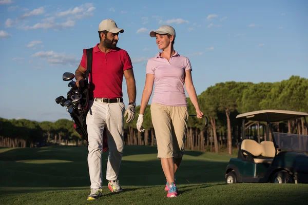 Caminhada de casal no campo de golfe — Fotografia de Stock