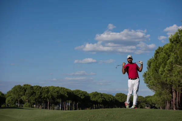 Jogador de golfe bater tiro no escuro — Fotografia de Stock