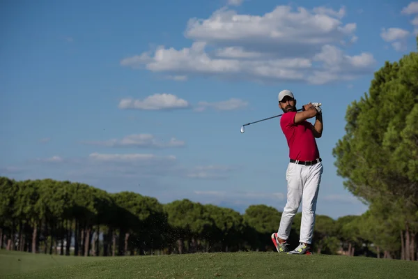 Jogador de golfe bater tiro no escuro — Fotografia de Stock