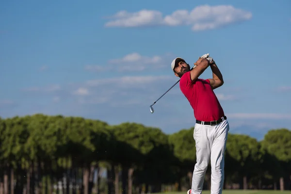 Jogador de golfe bater tiro no escuro — Fotografia de Stock