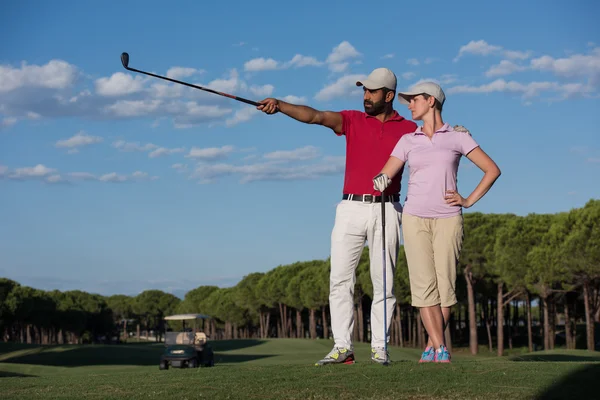 Retrato de casal no campo de golfe — Fotografia de Stock