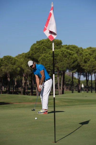 Golfspieler trifft Schlag an sonnigem Tag — Stockfoto