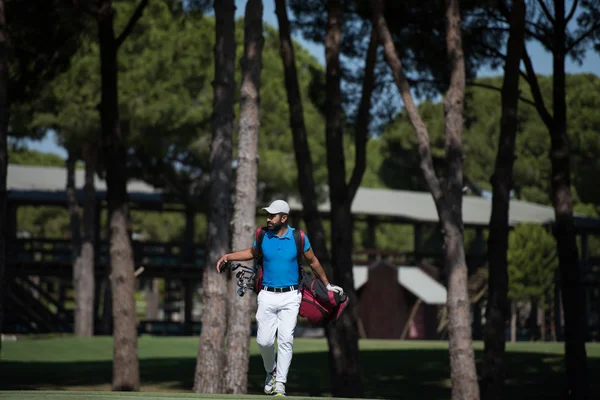 Jogador de golfe andando e levando saco — Fotografia de Stock