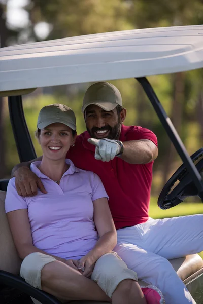 Couple in buggy on golf course — Stock Photo, Image