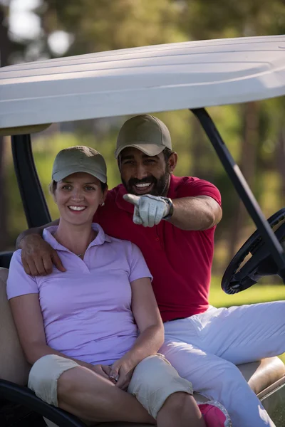 Koppel in buggy op golfbaan — Stockfoto