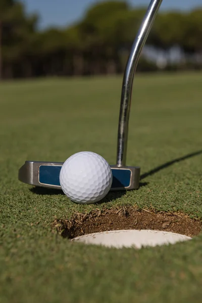 Golf bollen till hålet — Stockfoto