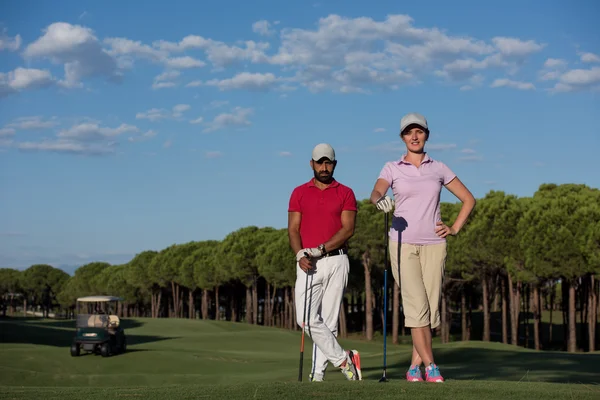 Retrato de pareja en el campo de golf —  Fotos de Stock