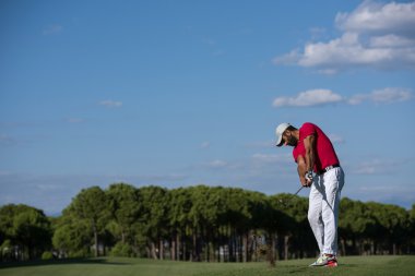 Golf oyuncu isabet uzun atış