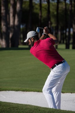 bir kum BUNKERİ atış isabet golfçü