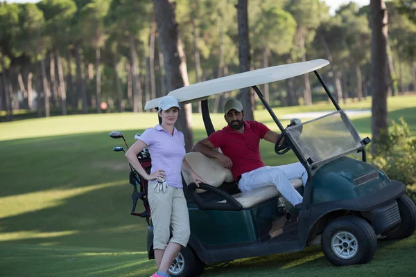 Pár v buggy na golfovém hřišti — Stock fotografie