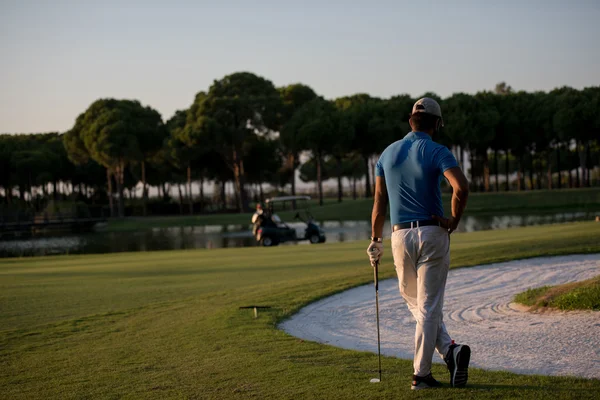 Golfista de volta no curso olhando para buraco na distância — Fotografia de Stock