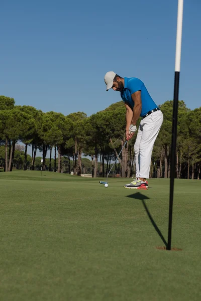Игрок в гольф бьет выстрел в солнечный день — стоковое фото