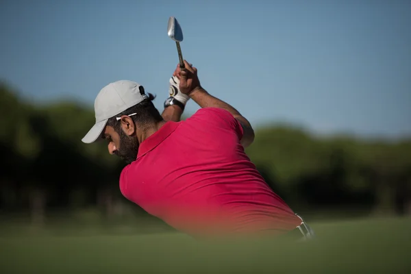 Golfista golpeando un tiro bunker de arena —  Fotos de Stock